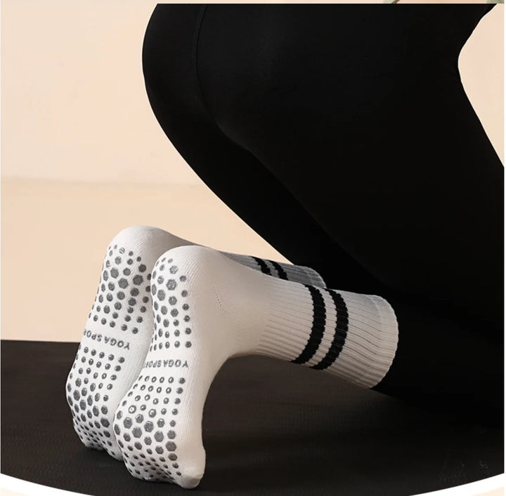 Ribbed cuff detail on mid calf cotton grip socks
